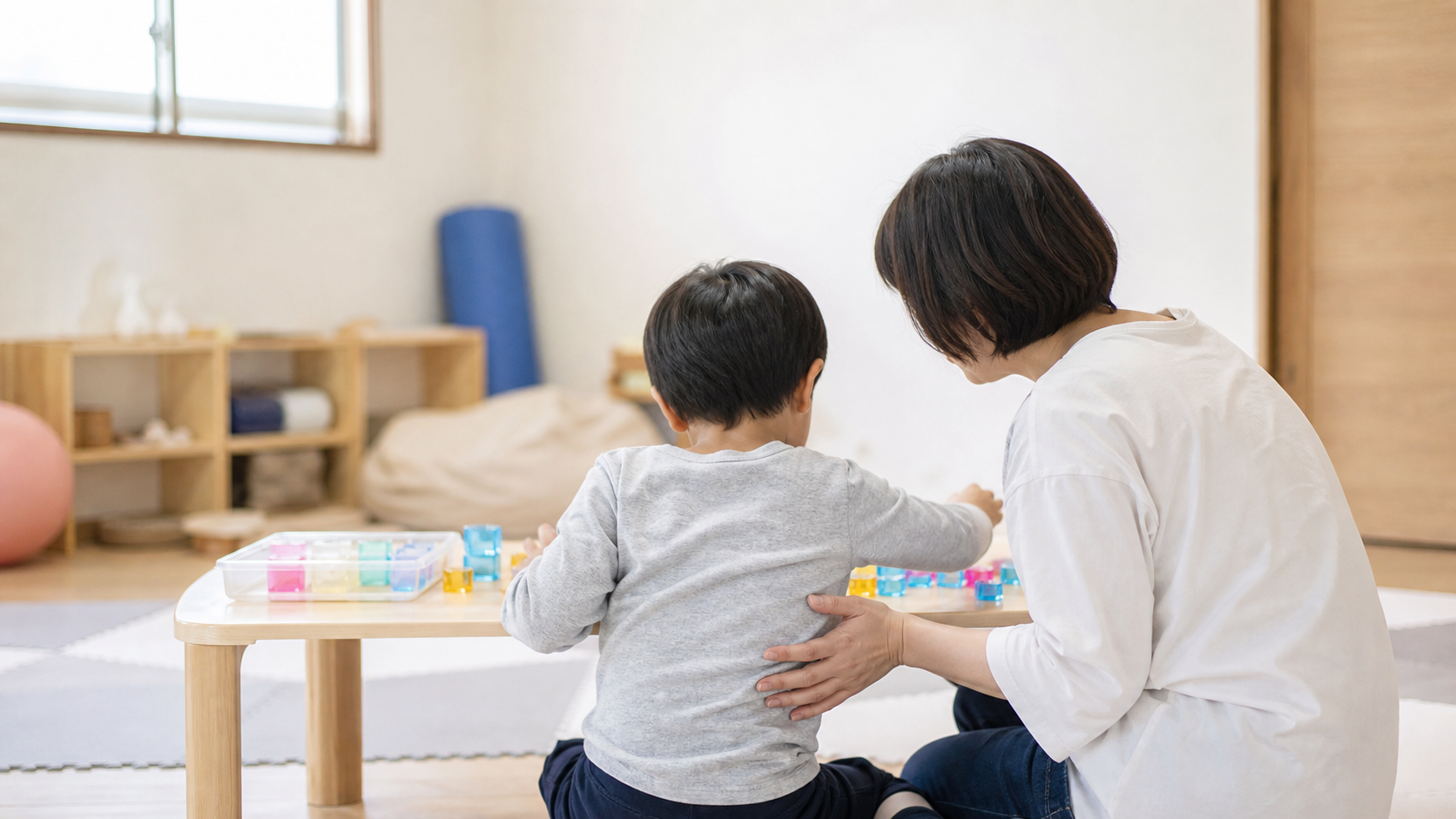 スタッフと一緒に活動に取り組む様子